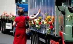 SARAJEVO: Građani ispratili kolonu s posmrtnim ostacima ubijenih Srebreničana