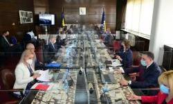Revizori se rugaju i javno sramote naše ministre