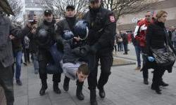 Policija batinala privedene demonstrante sa Trga Krajine!