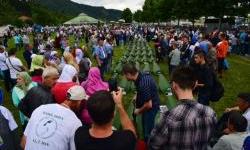 SREBRENICA: U zeleno platno umotavamo ostatke naših života