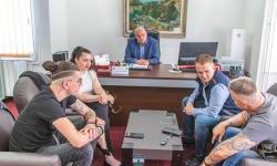 Vi ste mrzitelj žena i prikriveni homoseksualac, a meni se zapravo divite!