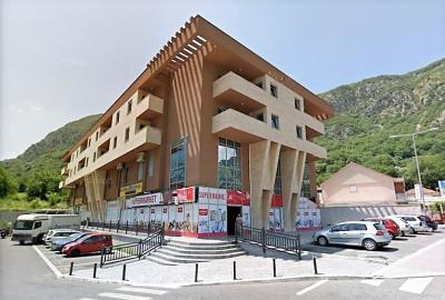 Tužbe, dugovi, imovina bez dozvola, poslovne veze sa optuženima za šverc