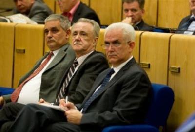 KAKO DERNEČE ČELNICI FEDERACIJE: Našim parama praznuju, razbijaju automobile, kupuju kravate, košulje i parfeme