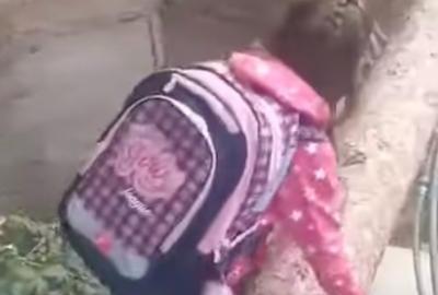 Dok čekaju da vlast napravi most, djeca rizikuju život na putu do škole