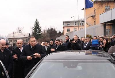 Odgođen početak suđenja, Dodik nastavlja ponižavati sud i policiju