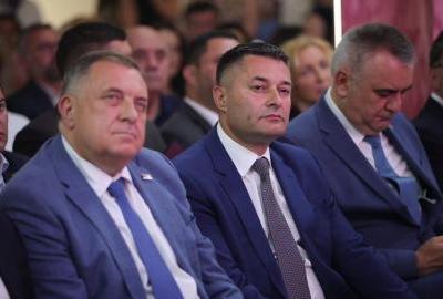 Stanovništvu dijeli koke, porodična firma zbraja milione