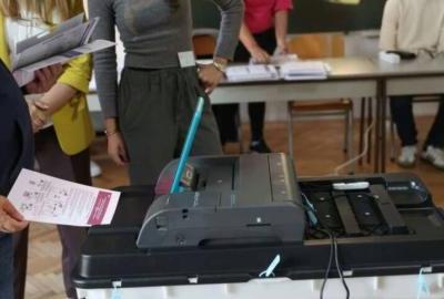 Draško Stanivuković šalje SMS poruke glasačima