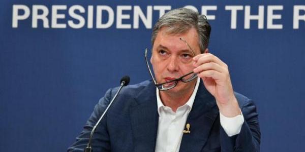 Vučićevo crtanje mete na Dinku Gruhonjiću