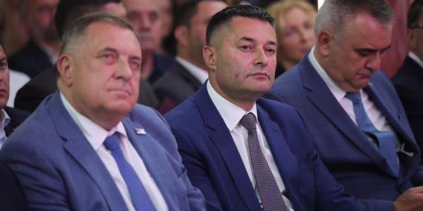 Stanovništvu dijeli koke, porodična firma zbraja milione
