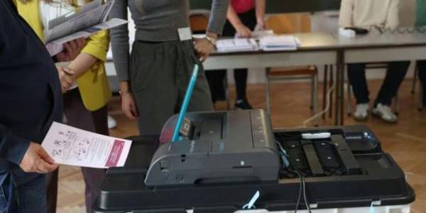 Draško Stanivuković šalje SMS poruke glasačima