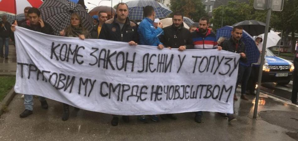 Zatvorili 14 škola da bi kupili luksuzni automobil!