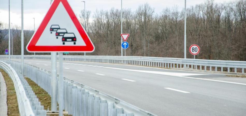 Šampioni opstrukcije, prekomjernog trošenja, nerada i neznanja
