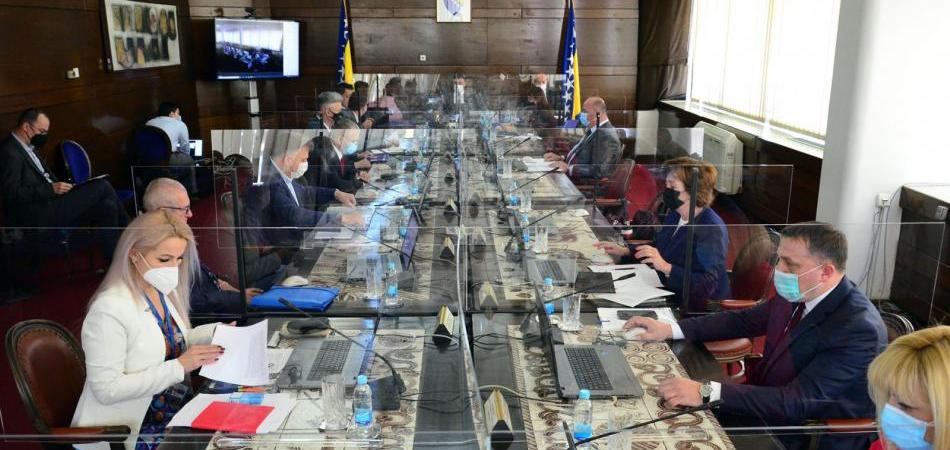 Revizori se rugaju i javno sramote naše ministre 