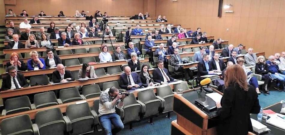 Dok zenički političari međusobno ratuju, zatvaraju se firme i gase sportski klubovi