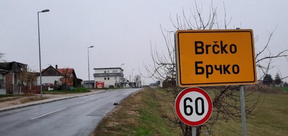 Porodične i stranačke veze za privilegovane, ostali iseljavaju