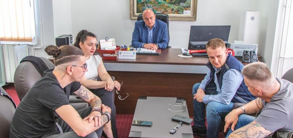 Vi ste mrzitelj žena i prikriveni homoseksualac, a meni se zapravo divite!