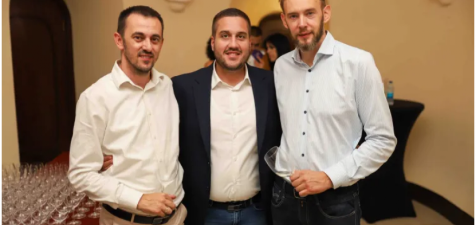 Od pijačnog štanda sa ćiriličnim slovima do tananog komuniciranja s novinarima