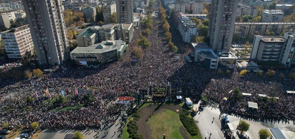 16 minuta tišine za poginule ispod nadstrešnice