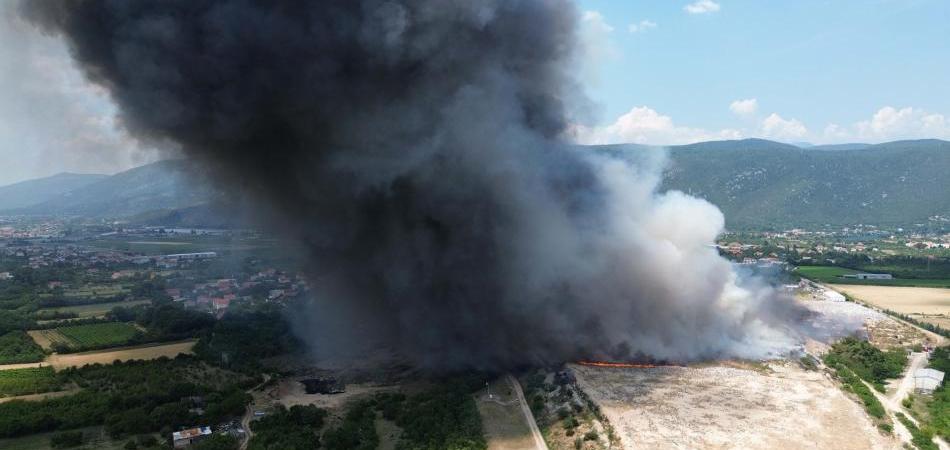 Zbog požara na deponiji Uborak ugroženo je 120 hiljada stanovnika Mostara i regije