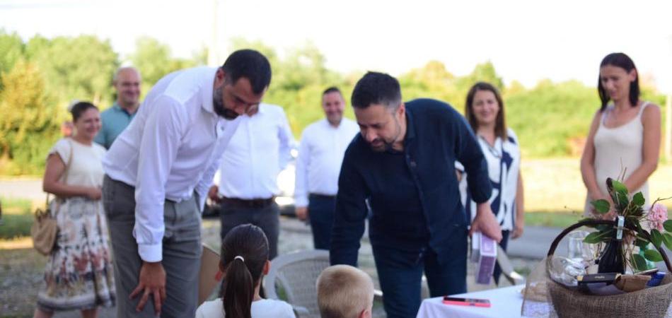 Izborni stranački rekviziti za izazivanje emocija 