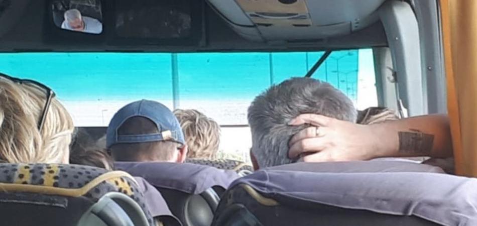 U polumraku, polusvijetu, na kraju autobusa
