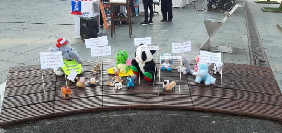 Igračke, predvođene plišanim slonom, zadržane u pritvoru
