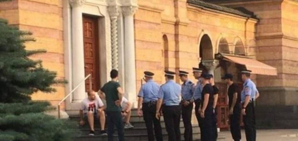Policija zabranila okupljanje građana ispred crkve Hrista spasitelja