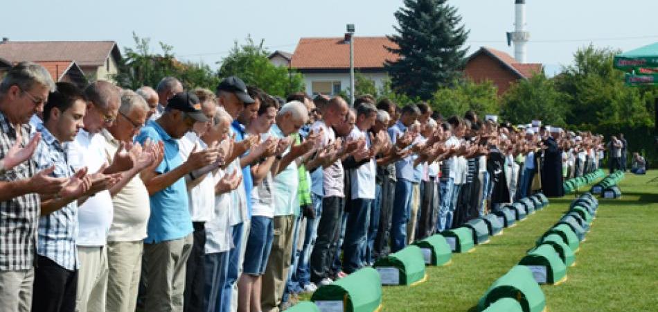 PRIJEDOR: Kolektivna dženaza za 30 ubijenih Bošnjaka
