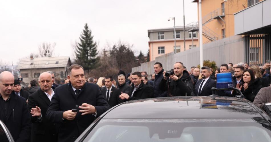 Odgođen početak suđenja, Dodik nastavlja ponižavati sud i policiju