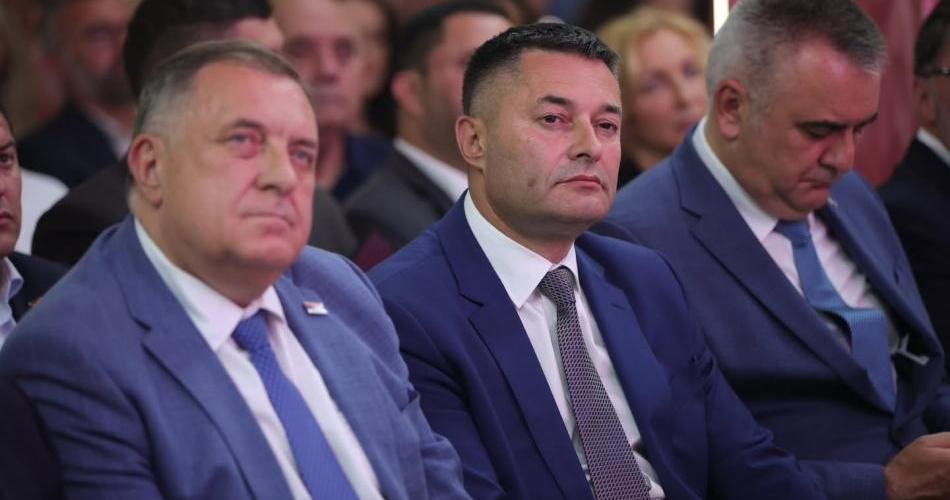Stanovništvu dijeli koke, porodična firma zbraja milione