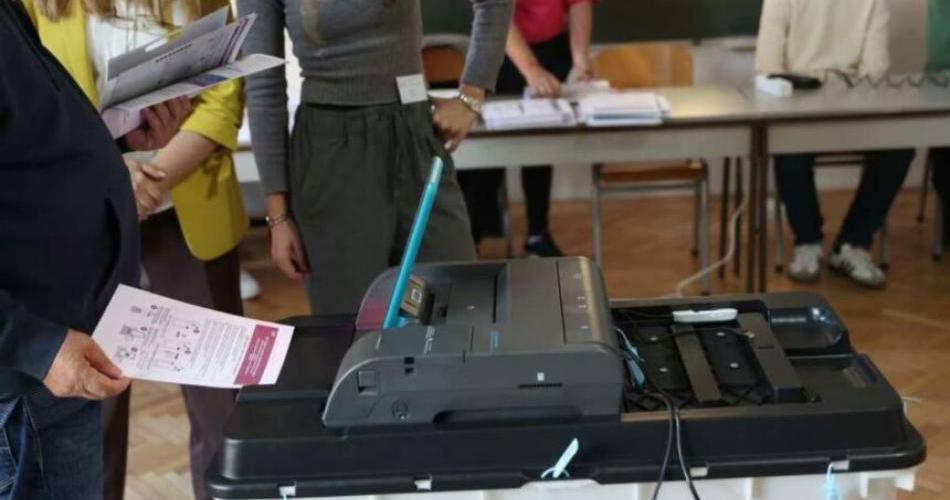 Draško Stanivuković šalje SMS poruke glasačima