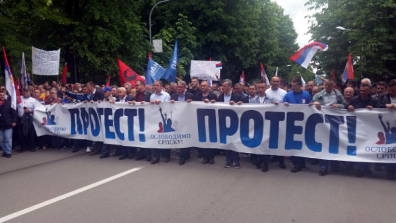 Dodikov koncert, izdajnici, lopovi, Davutoglu, Srbija...nazad u autobuse