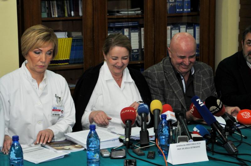 Balzam za usne, izrugivanje ekavici i nazivanje novinara nenormalnim