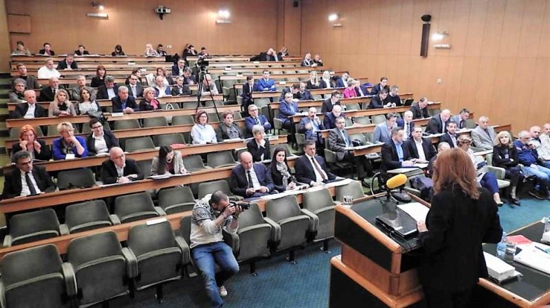 Dok zenički političari međusobno ratuju, zatvaraju se firme i gase sportski klubovi