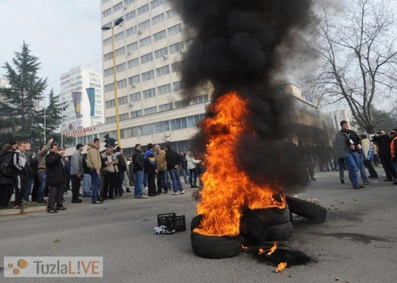 NEREDI U TUZLI (VIDEO): Povrijeđeno 18 građana i dva policajca, saobraćaj ponovo uspostavljen