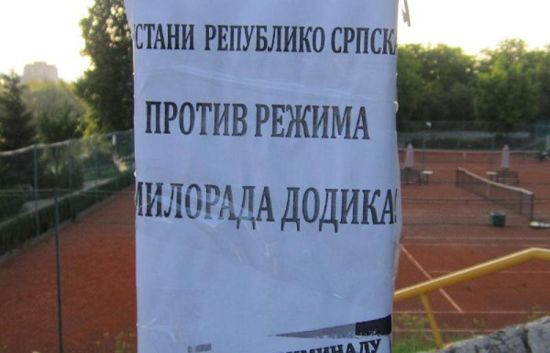 BANJA LUKA OSVANULA SA PLAKATIMA: Protiv režima Milorada Dodika!
