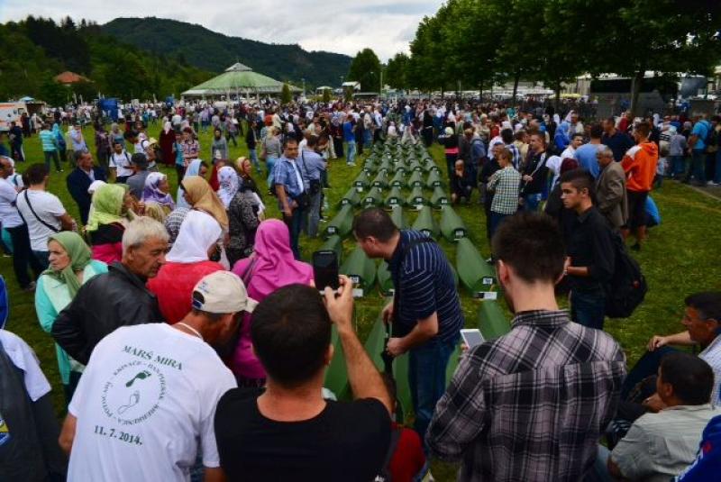 SREBRENICA: U zeleno platno umotavamo ostatke naših života