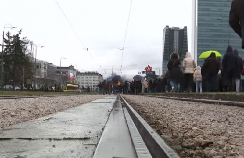 Protesti se odvijaju bez nasilja, opozicija razočarana zbog ostavke Vlade KS