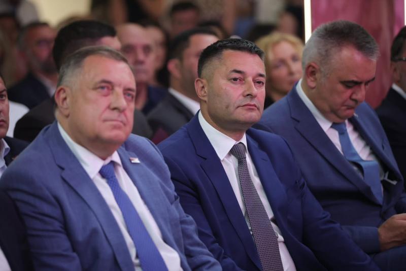 Stanovništvu dijeli koke, porodična firma zbraja milione