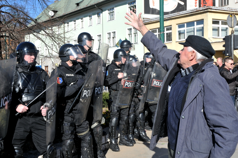 DEMONSTRACIJE: U Sarajevu blokiran saobraćaj, SDP traži vanredne izbore, Davutoglu večeras dolazi u BiH