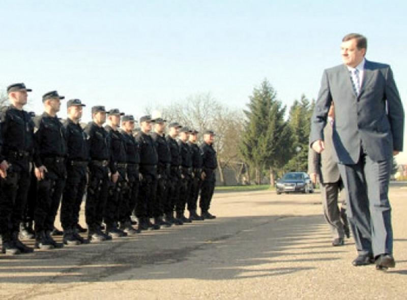 VELIKI BRAT U BANJOJ LUCI: Policija po kafanama lovi "očigledne" pijance